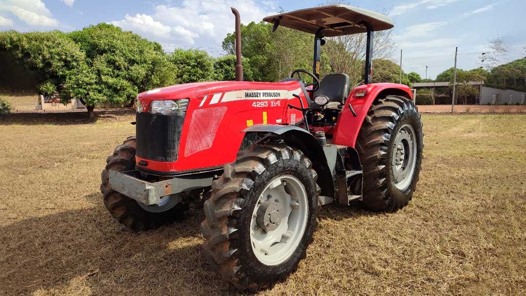 Trator de Pneus Agrícola